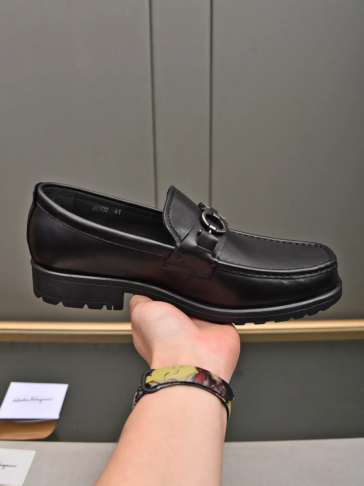 Men's shoes 💰: 500 Brand: Ferragamo Size: Men's size 38/44 (45 can be customized) Grade: Same style as the official website High-end quality men's shoes Material: Original first-layer calfskin Water-dyed cowhide lining Original outsole Style categories: Men's fashionable formal business casual leather shoes Slip-on men's shoes high-top series Young fashion European and American trends British style Casual matching Comfortable feet